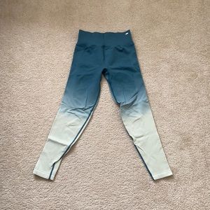 Pink Victoria’s Secret textured rib leggings. Color blue. Size small.